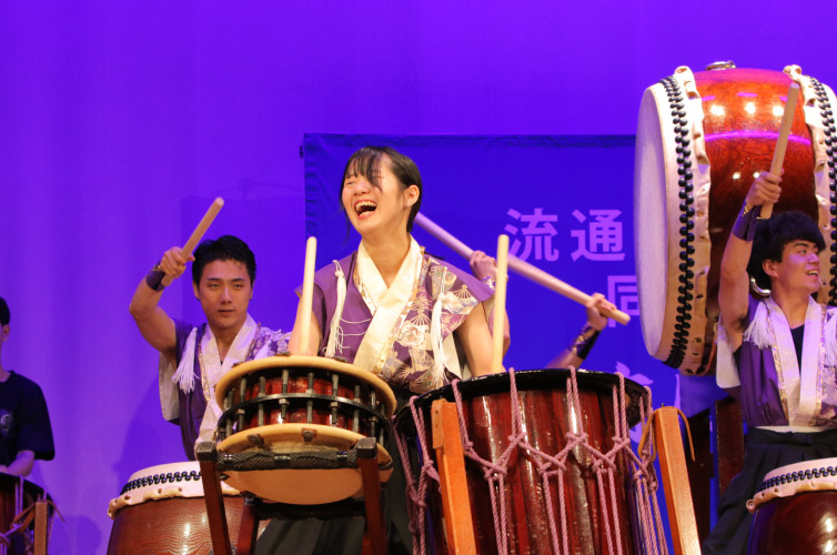 本学和太鼓部の演奏（写真）